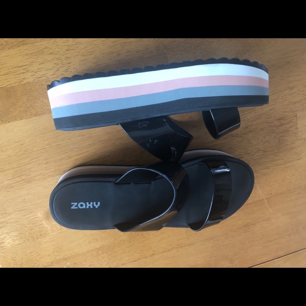 NWOT ZAXY PLATFORM SANDAL